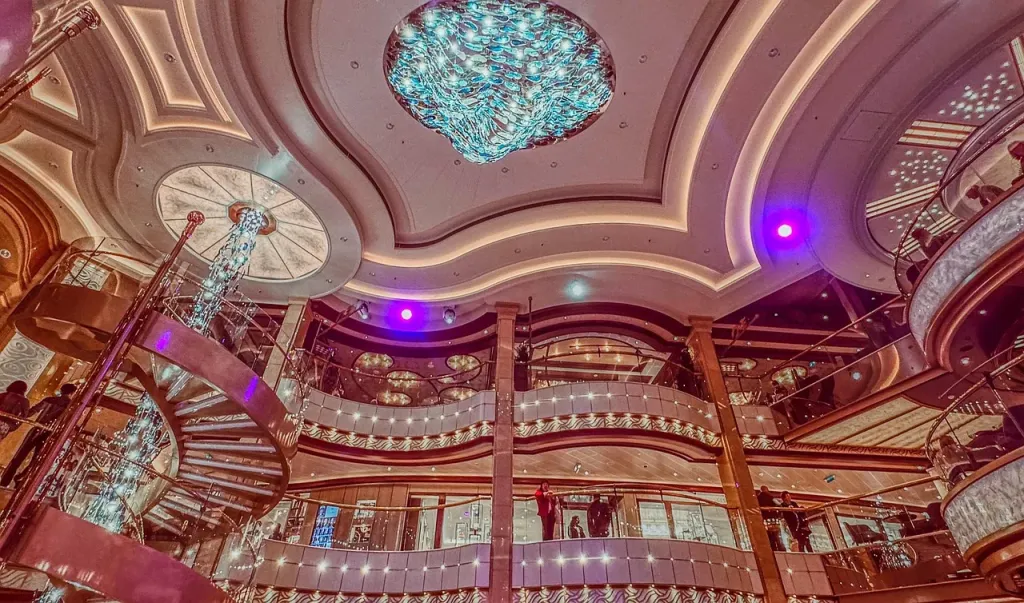 Luksusowy balkon na statku wycieczkowym z nastrojowym oświetleniem, podkreślającym elegancki wystrój i komfort.
